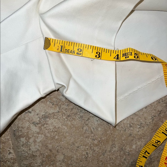 Cremieux cream colored shorts - Picture 9 of 9